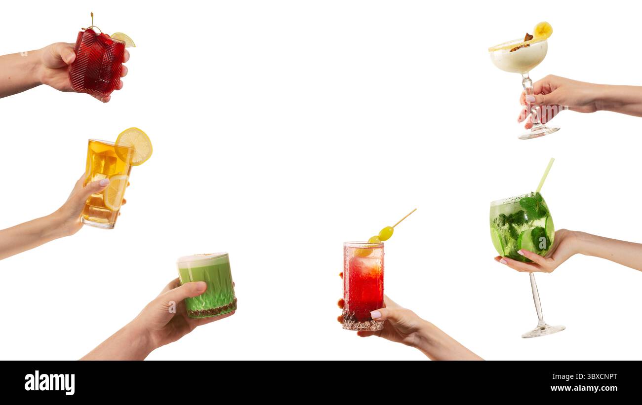 Collage von Sommercocktails in Händen auf weißem Hintergrund mit Zitrus und Minze Stockfoto