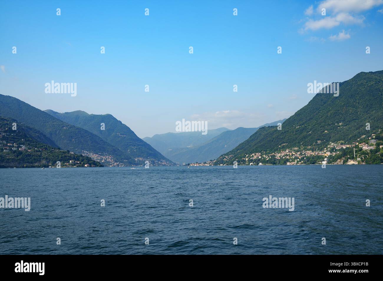Comer See in Italien. Villen am Ufer zwischen den italienischen Alpen. Stockfoto