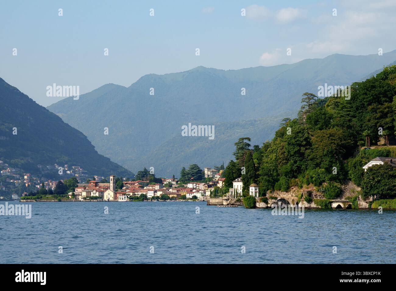 Comer See in Italien. Villen am Ufer zwischen den italienischen Alpen. Stockfoto