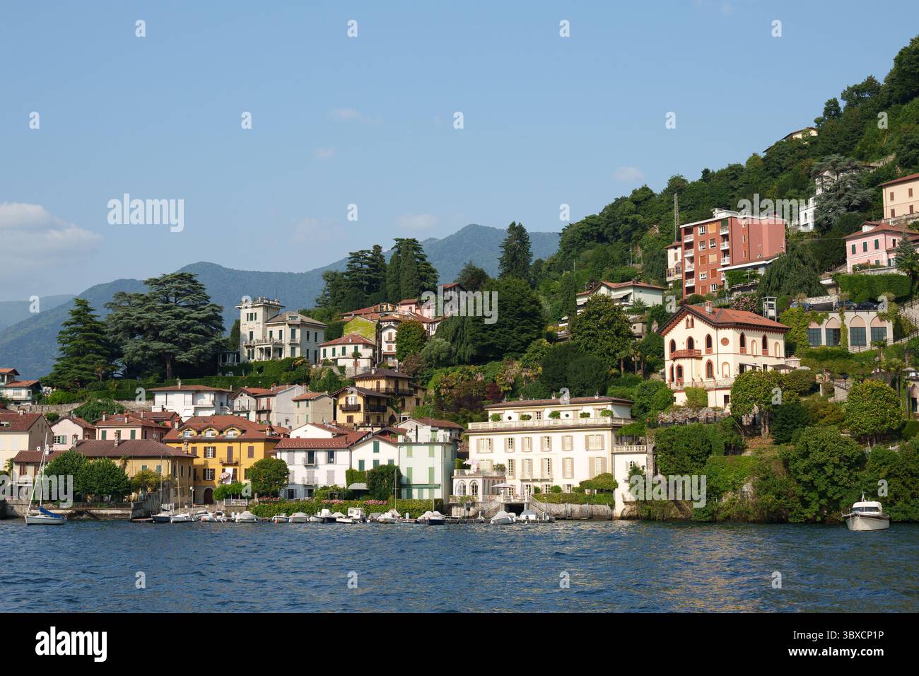 Farbenfrohe Villen am Comer See in Italien inmitten der Alpen. Stockfoto