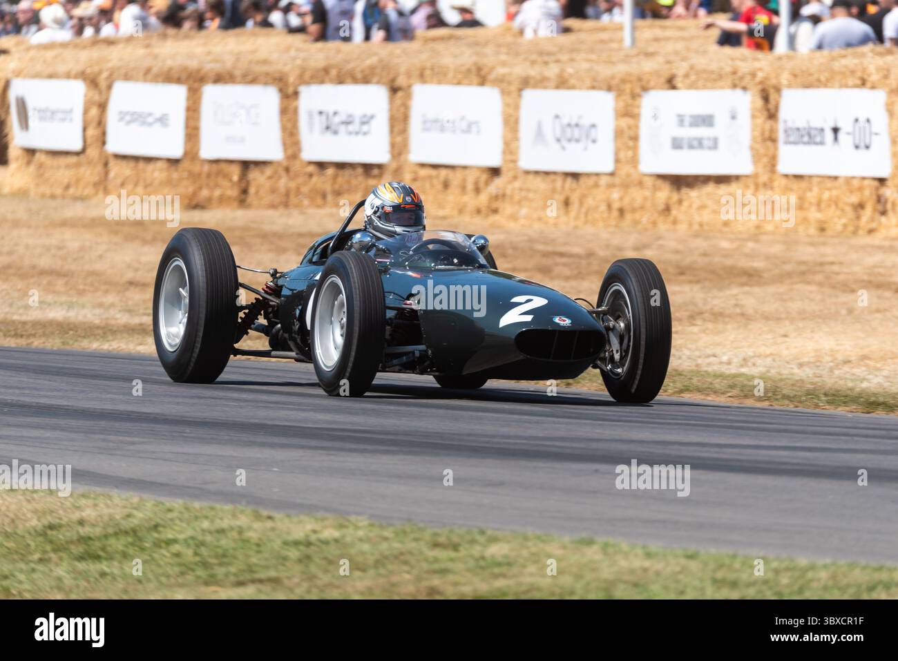 BRM P578 Formel-1-Rennwagen, der beim Goodwood Festival of Speed 2025 Motorsport und Motorsport auf der Bergstrecke fährt Stockfoto