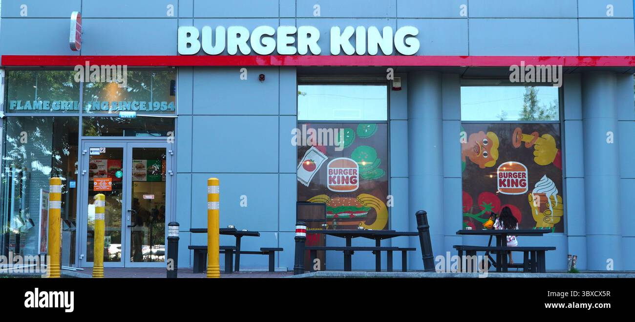 Bukarest, Rumänien – 13. Juli 2025: Blick von außen und vom Eingang auf das Fast Food-Restaurant Burger King auf dem Victory Square (Piata Victoriei) mit Markenname Stockfoto