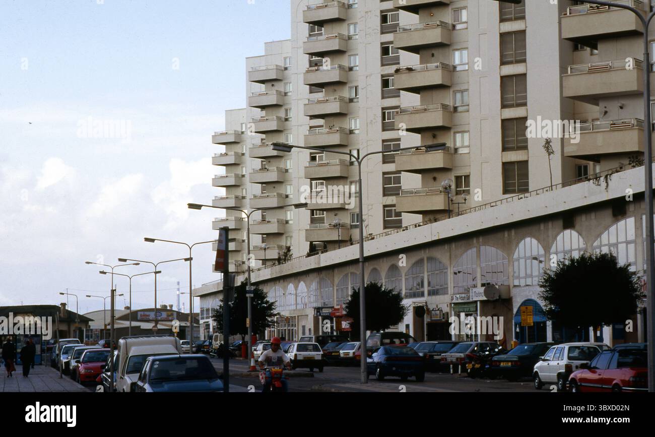 Gibraltar High-Rise Apartments oberhalb der Bogenarkade, 1990er Jahre Stockfoto