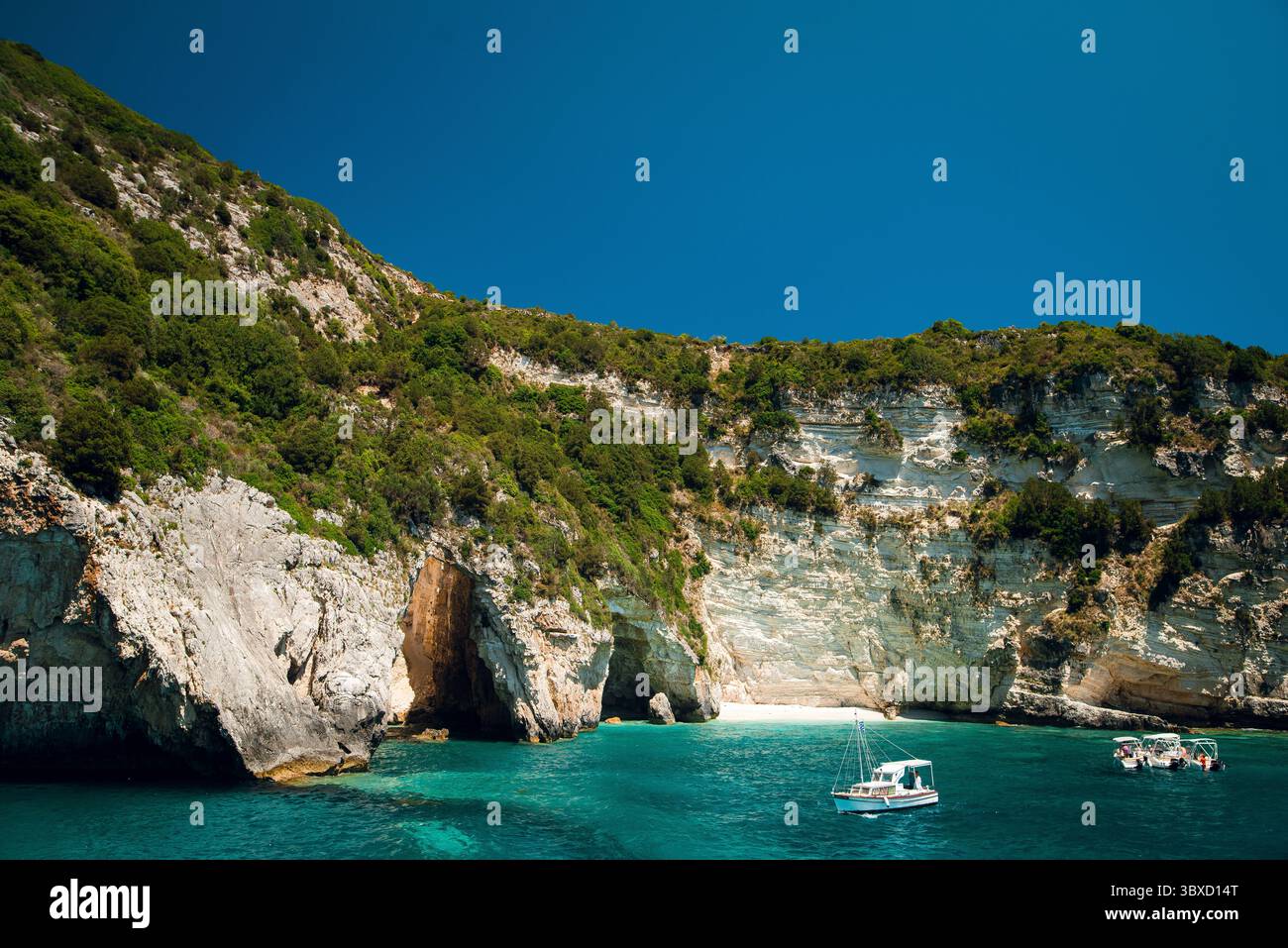 Malerischer Blick auf die Küste mit türkisfarbenem Wasser und Klippen Stockfoto