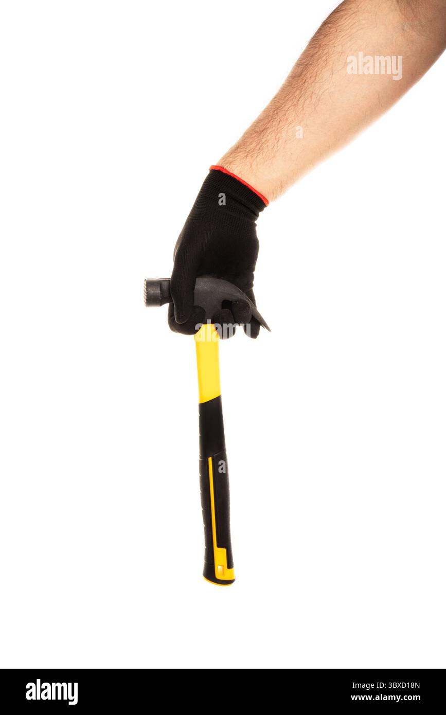 Die Hand des Mannes im Bauhandschuh hält den gelben Hammer isoliert auf weißem Hintergrund. Stockfoto