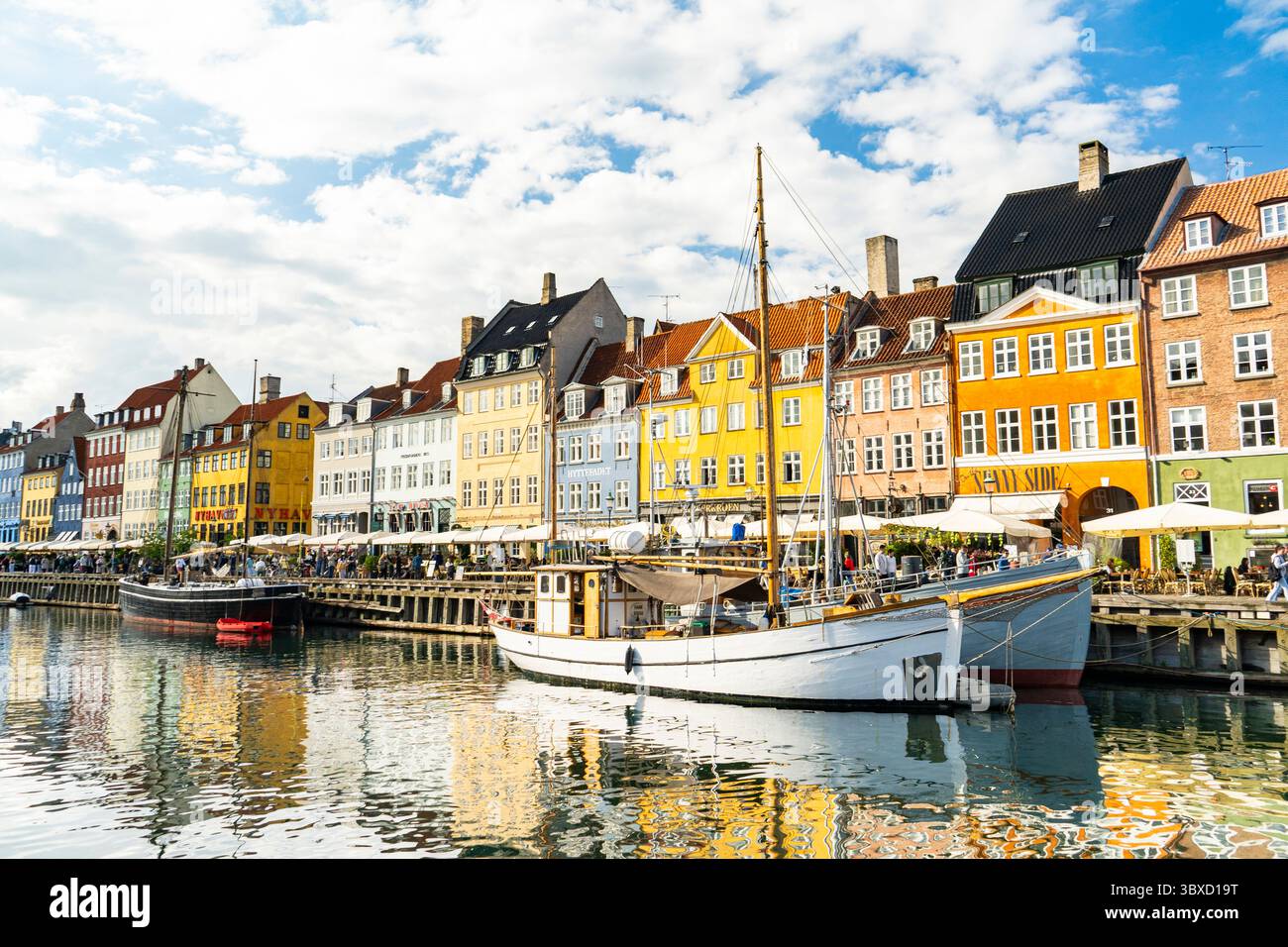 Nyhavns berühmter blick auf farbenfrohe Häuser und Masten Stockfoto