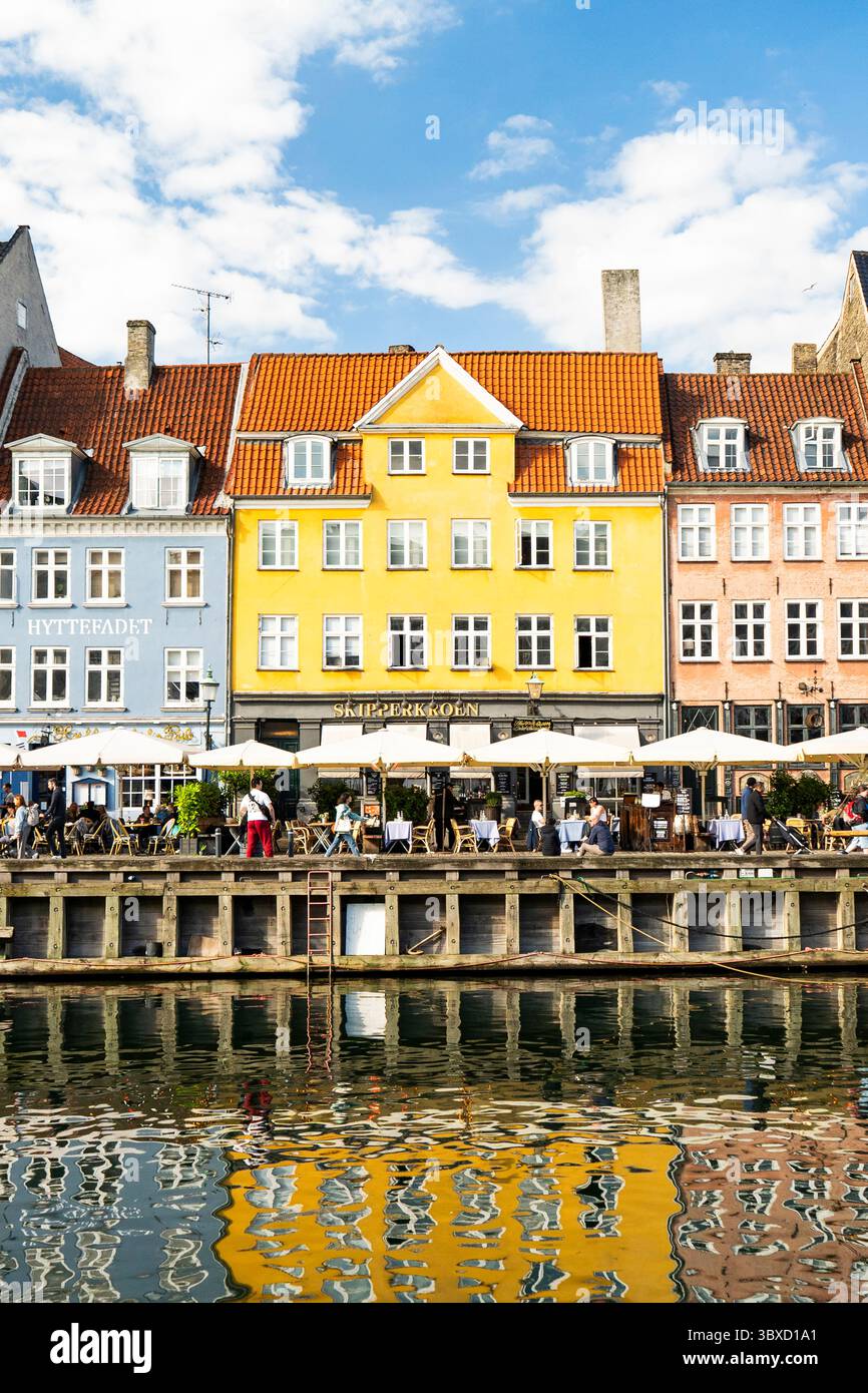 Kopenhagens Postkarten-perfekte Szene des Nyhavn Hafens Stockfoto