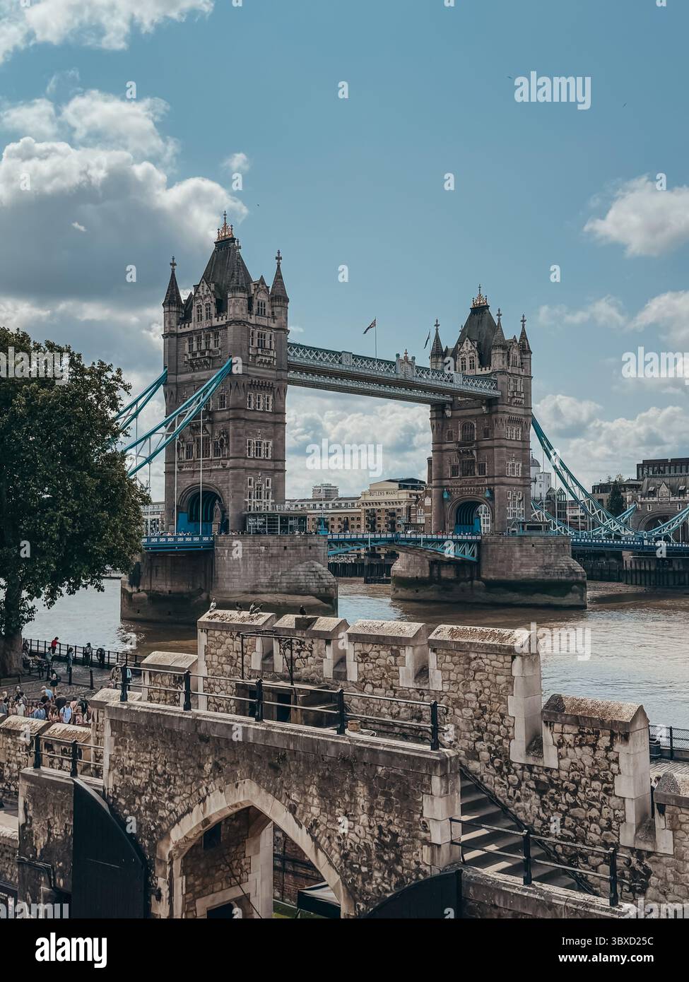 Blick auf die Tower Bridge vom Tower of London in London, Großbritannien. Stockfoto