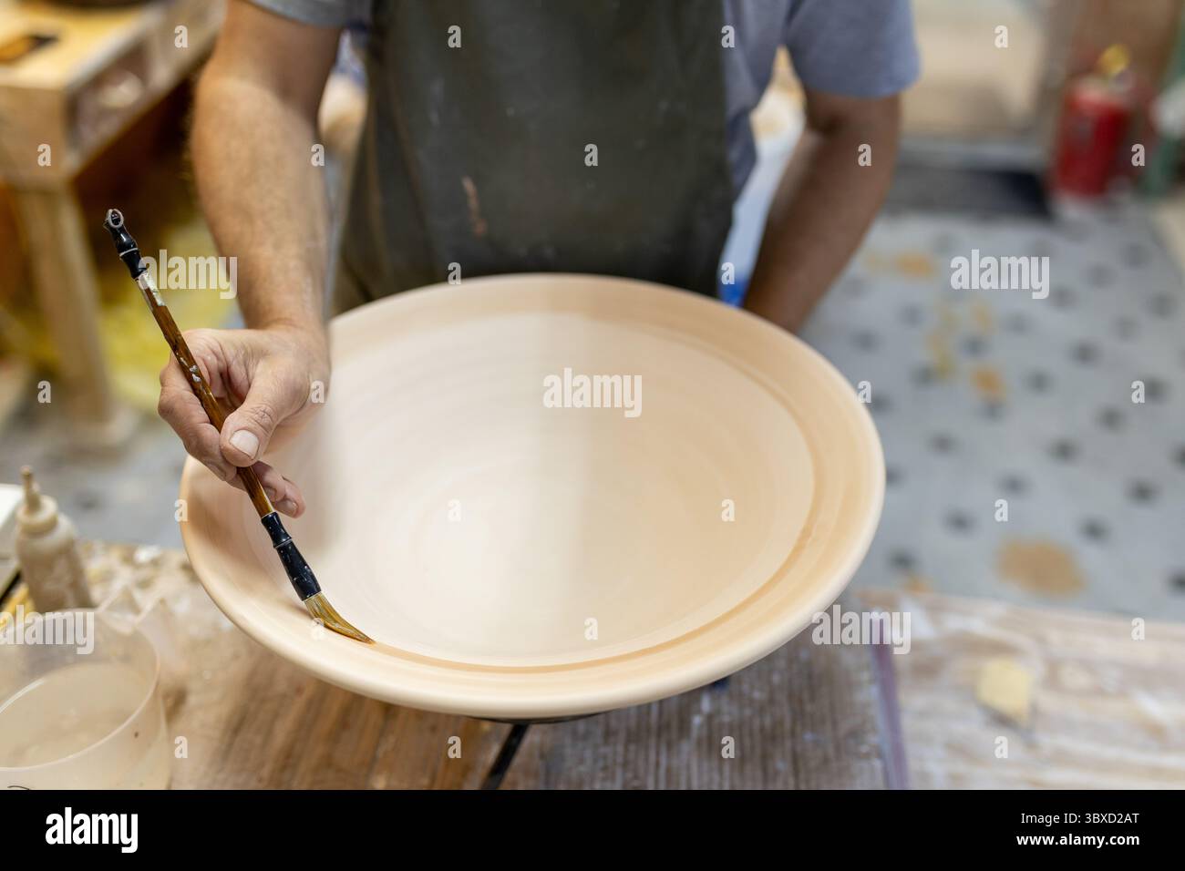 Künstler in Keramik und Töpferstudio arbeiten Stockfoto