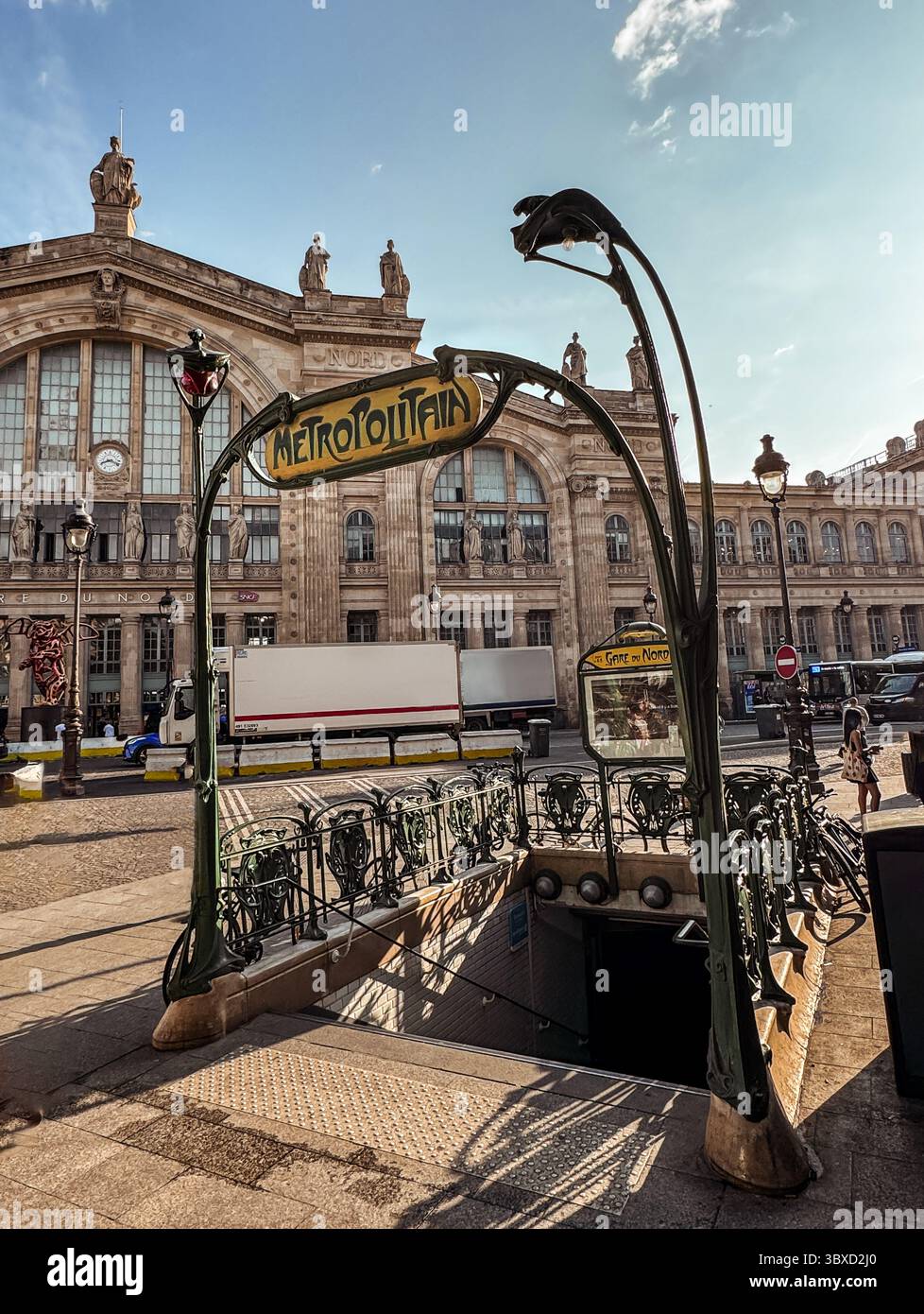 Art Deco Metro Eingang in der Nähe des Bahnhofs in Paris, Frankreich. Stockfoto
