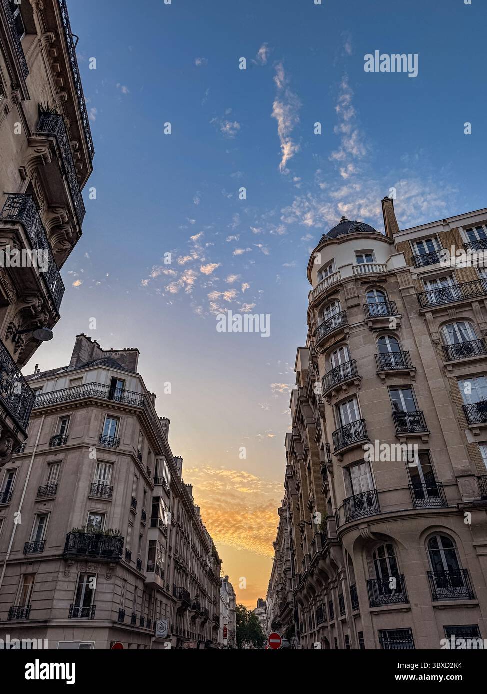 Traditionelle Wohnhäuser mit Balkonen in Paris, Frankreich. Stockfoto