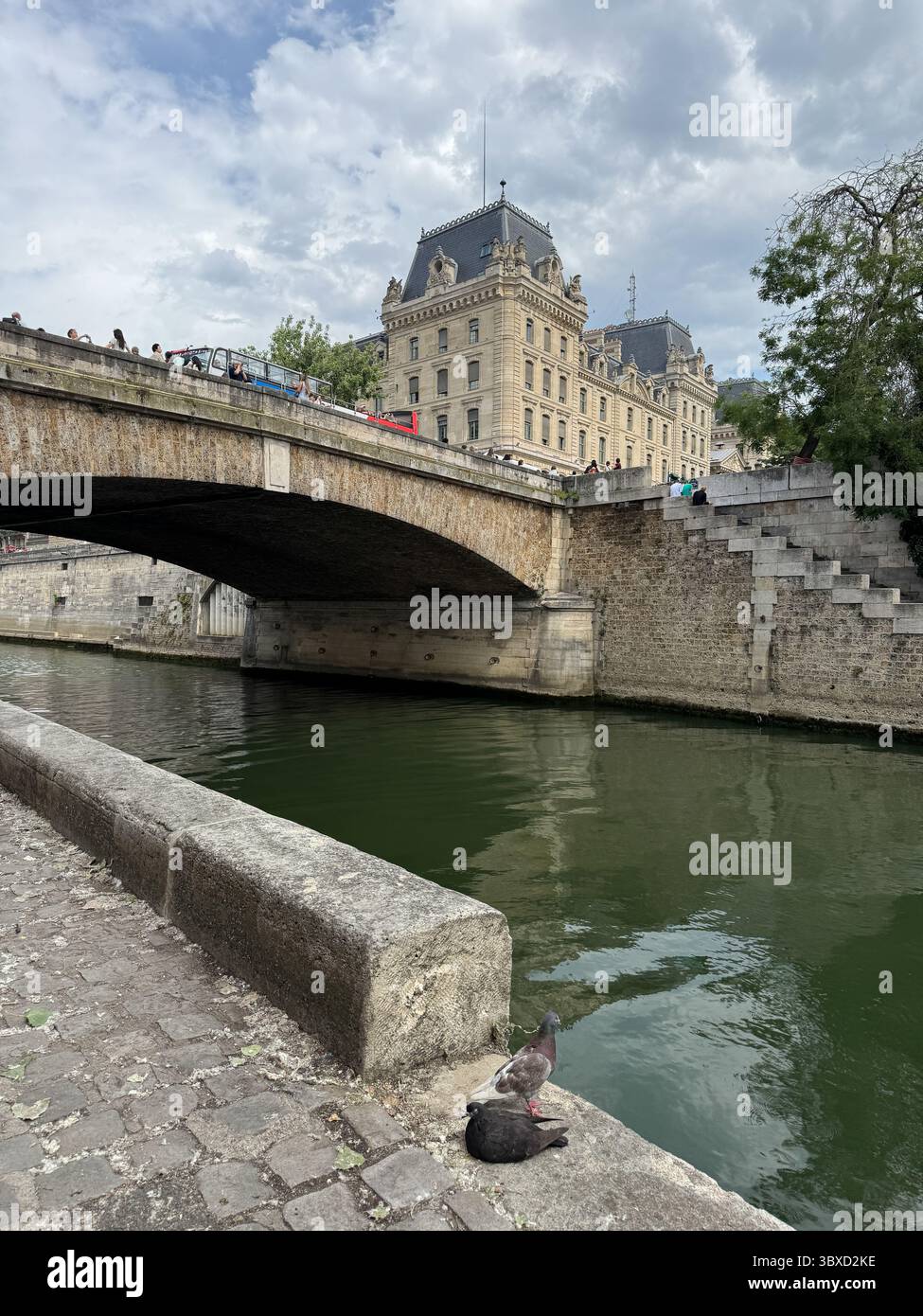 Blick vom Fußweg entlang der seine in Paris, Frankreich. Stockfoto