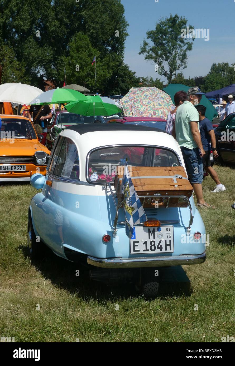 Garching, Deutschland - Oldtimer Car Ausstellung 2025, 4. Juli: 1962 BMW Isetta 300 Export Mikroauto glänzend und wunderschön restauriert mit externem Luggag Stockfoto