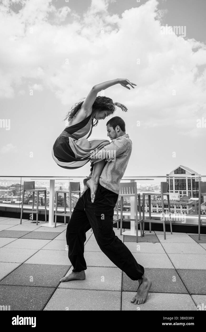 Tänzer führen den Dachlift in ausdrucksstarkem Schwarz-weiß-Stil auf Stockfoto