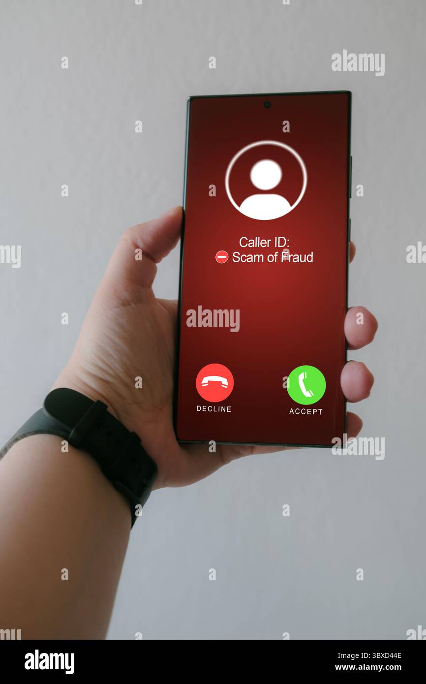 Die Frau erhält einen unerwünschten Anruf von mutmaßlichem Rufnummernbetrug. Unerwünschter anonymer Anruf. Betrugs- und Phishing-Telefonkonzept. Nachricht von Fremdem. Stockfoto