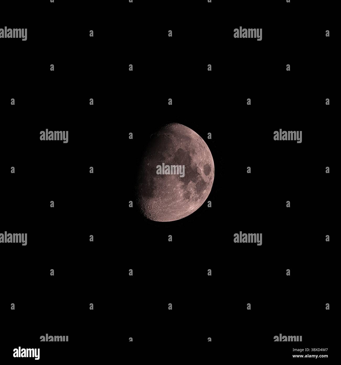 Rosafarbener Mond in einem klaren Nachthimmel Stockfoto