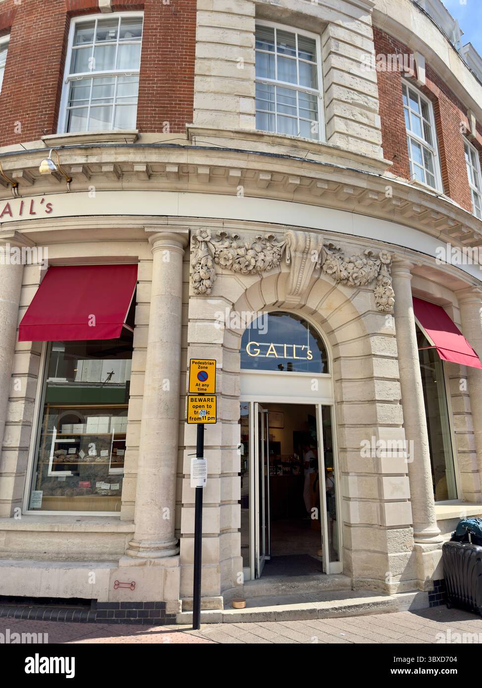 Juli 2025 Außenansicht der gehobenen Cafékette GAIL’s Bakery, abgebildet in Newbury, Berkshire, Großbritannien, an einem sonnigen Sommertag Stockfoto