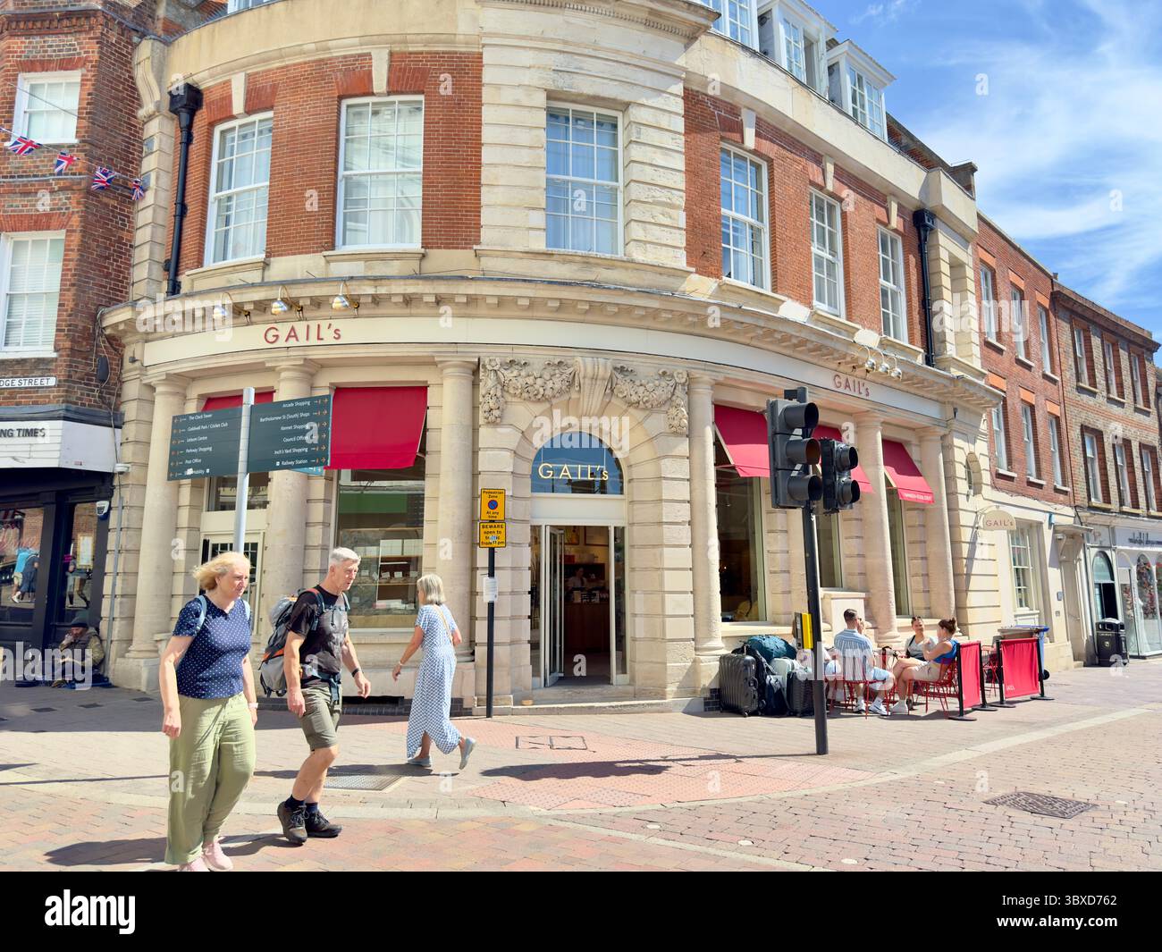 Juli 2025 Außenansicht der gehobenen Cafékette GAIL’s Bakery, abgebildet in Newbury, Berkshire, Großbritannien, an einem sonnigen Sommertag Stockfoto
