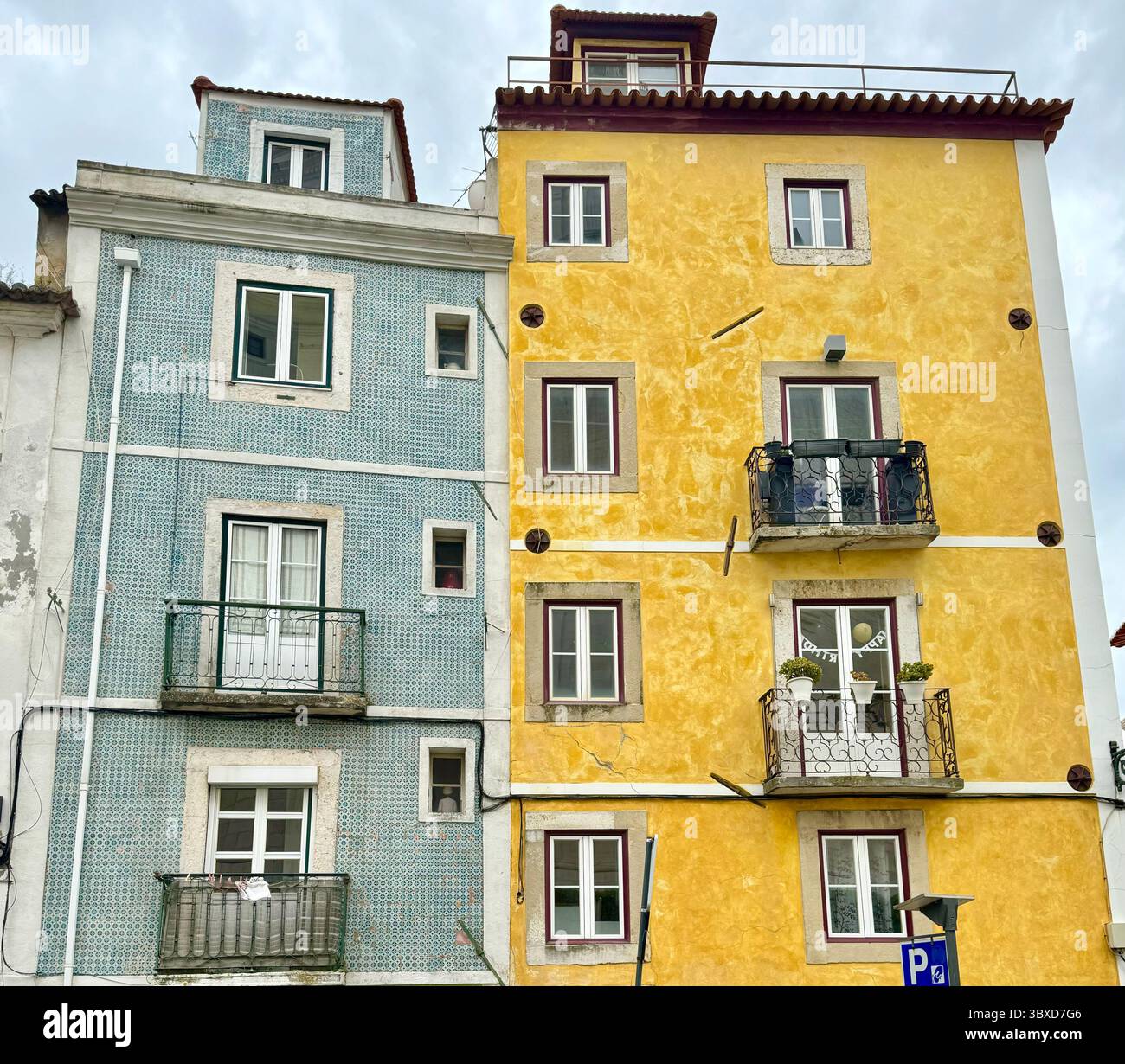 Traditionelle Azulejo-grüne und gelbe Fliesen an der Fassade von Gebäuden im Alfama-Gebiet in Lissabon Portugal - Smartphone-aufgenommenes Stockfoto