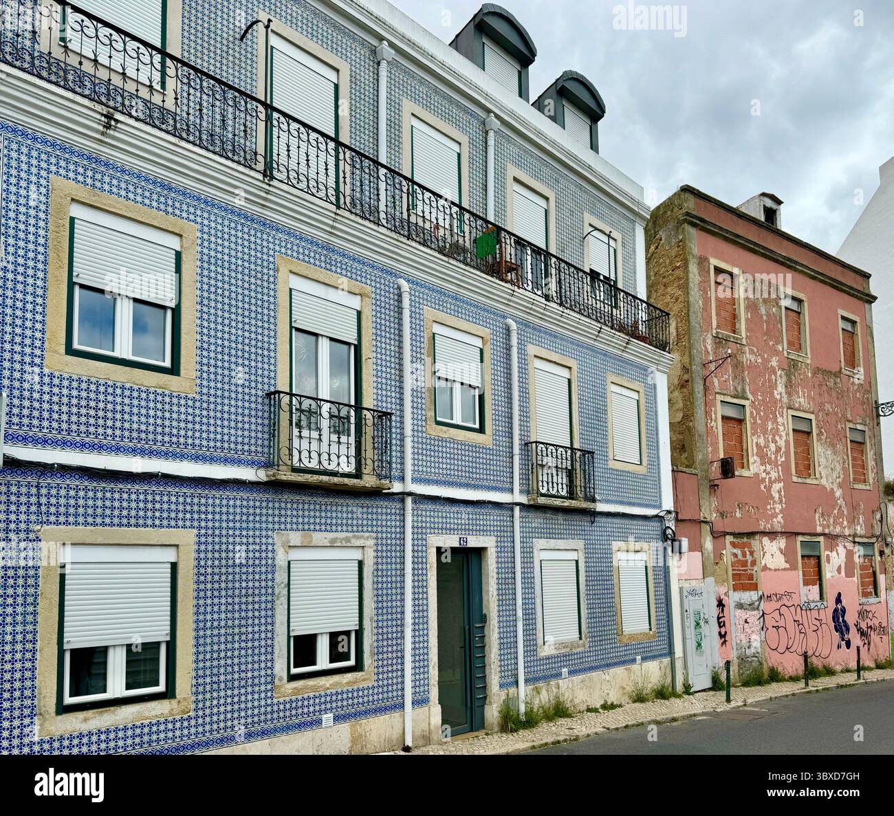 Traditionelle blaue und weiße Azulejo-Fliesen an der Fassade von Gebäuden in Alfama in Lissabon Portugal - Smartphone-aufgenommenes Stockfoto
