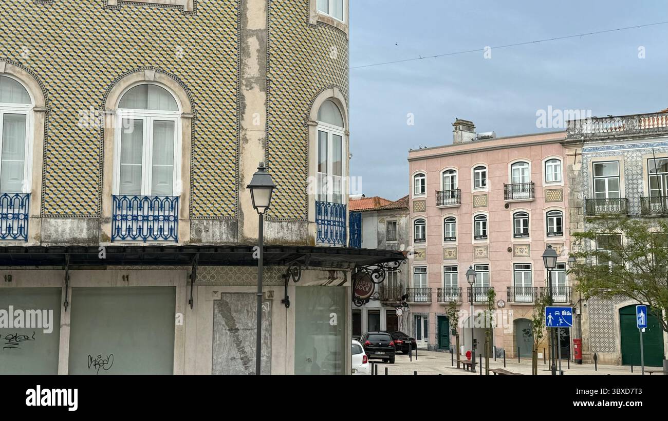 Gebäude rund um Praca visc. Serra do Pilar mit traditionellen Azulejo-Fliesen in Santarem Portugal - Smartphone-aufgenommenes Stockfoto