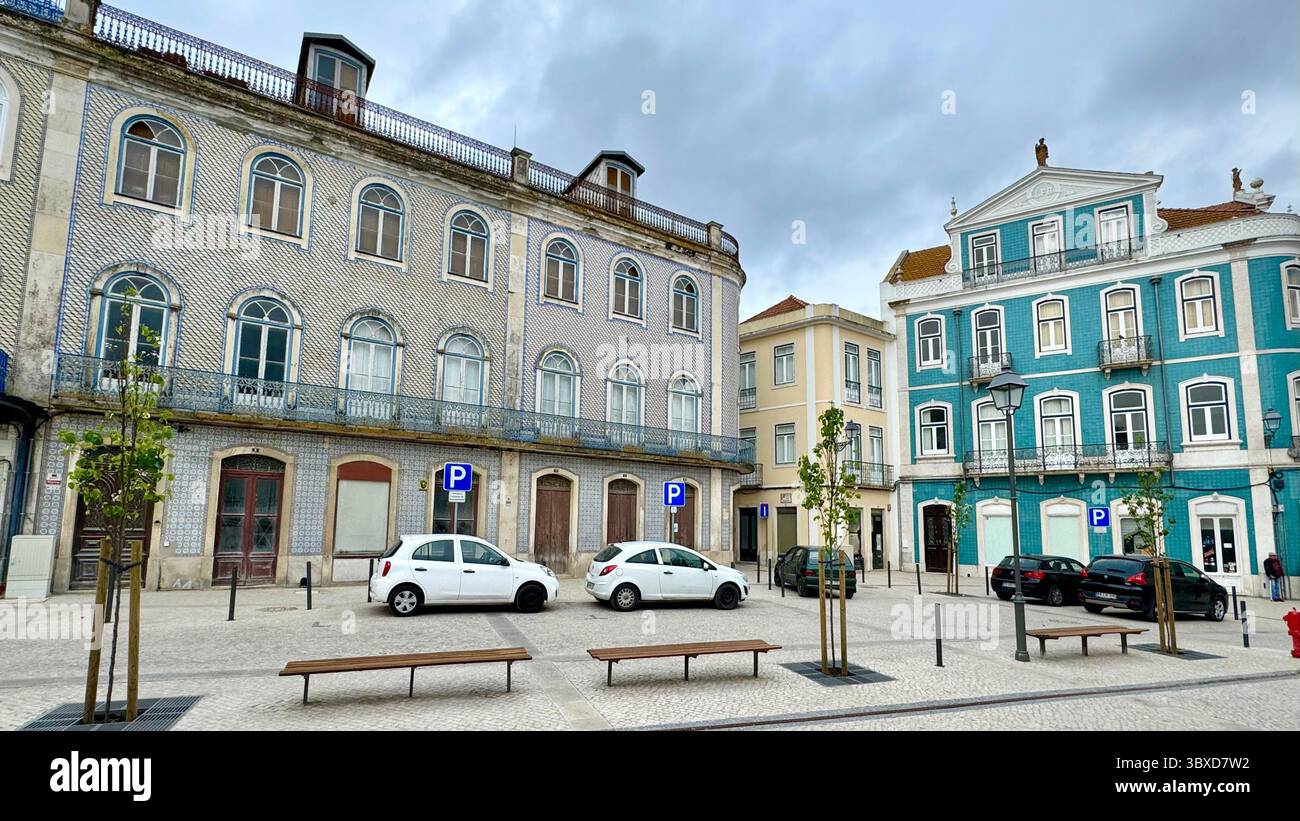 Gebäude rund um Praca visc. Serra do Pilar mit traditionellen Azulejo-Fliesen in Santarem Portugal - Smartphone-aufgenommenes Stockfoto