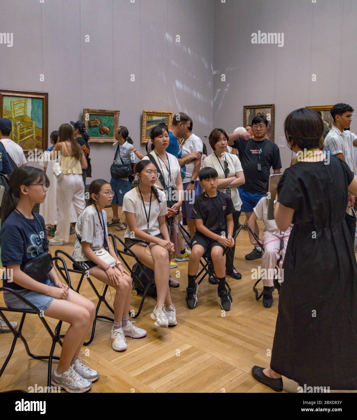 Japanischer Reiseleiter mit Gruppe, National Gallery, London, Großbritannien Stockfoto