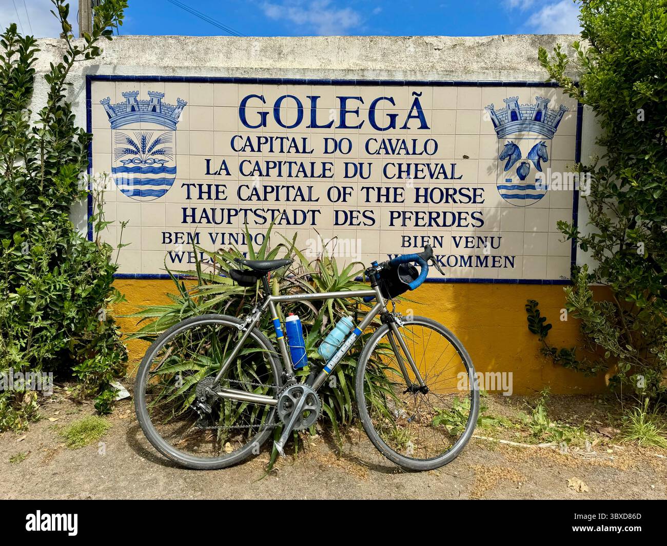 Schild für die Stadt Golegã, die als Hauptstadt des Pferdes im Bezirk Santarem Portugal gilt - Smartphone-aufgenommenes Stockfoto