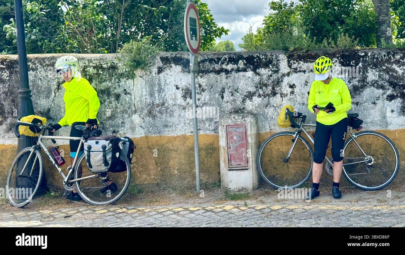 Zwei Radtouren im Urlaub, während sie in Portugal radeln - Smartphone-aufgenommenes Stockfoto