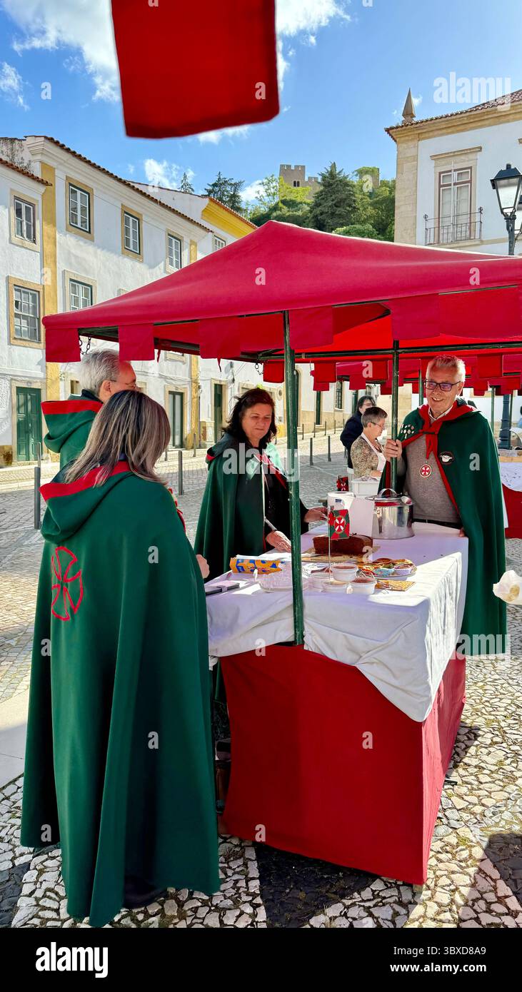 Imbissstand mit Händlern in traditioneller Templerkleidung in Praca da República Tomar Portugal Stockfoto