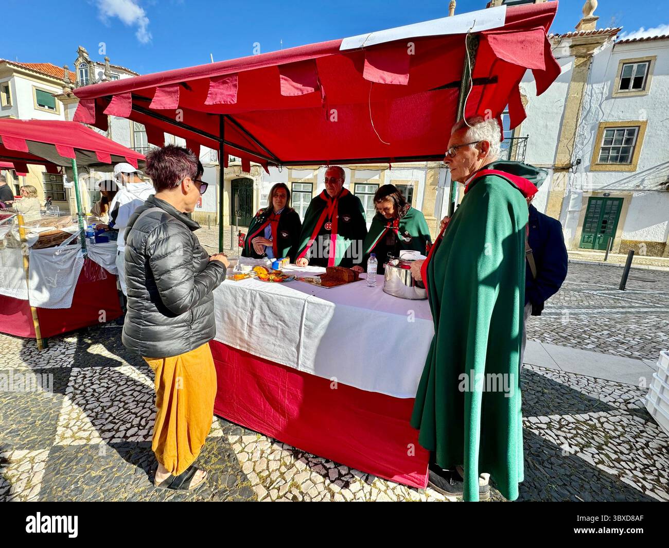 Imbissstand mit Händlern in traditioneller Templerkleidung in Praca da República Tomar Portugal Stockfoto