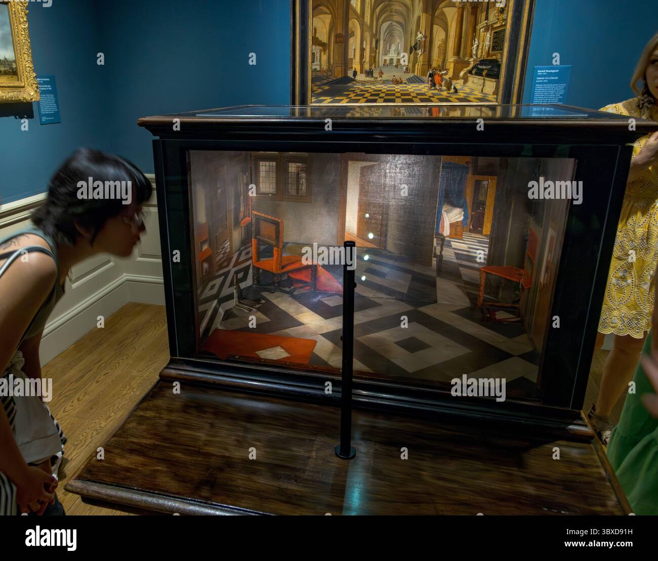 zuschauer mit Blick auf Eine Peepshow mit Blick auf das Innere eines niederländischen Hauses, Samuel van Hoogstraten, 1660, National Gallery, London, England, Großbritannien Stockfoto