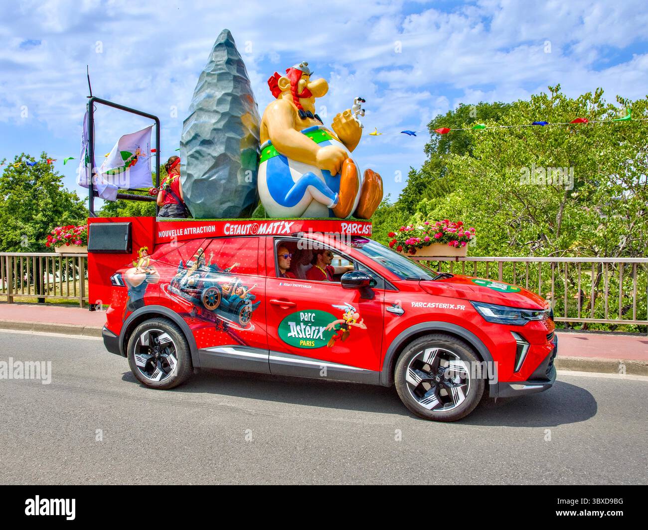 Freizeitpark „Parc Asterix“ Werbefahrzeug - Teil von La Caravane der Tour de France 2025, Stage 9 von Chinon nach Chateauroux. Stockfoto