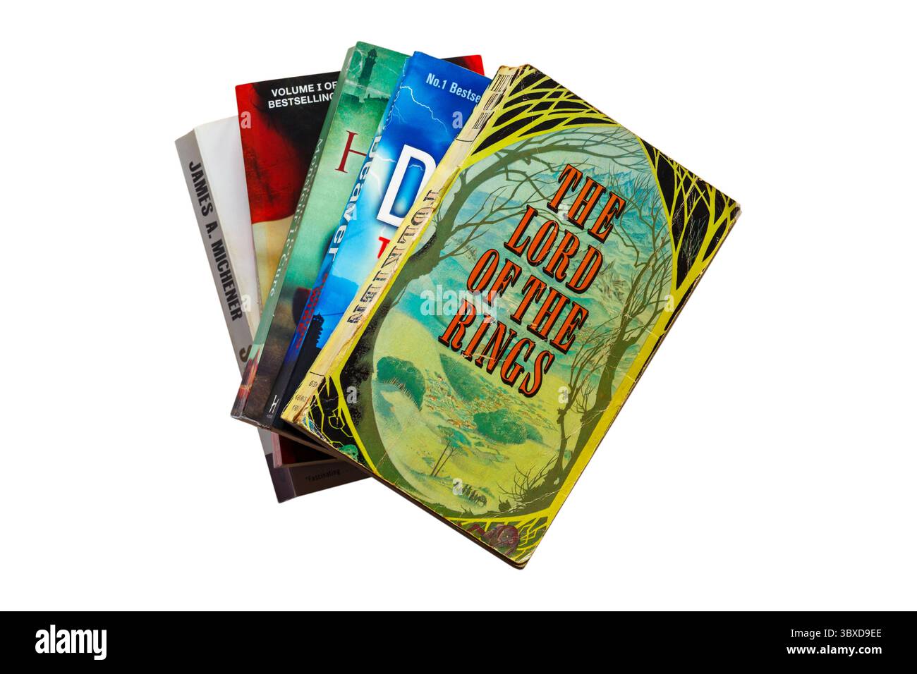 Eine Auswahl an Büchern mit dem Buch „Herr der Ringe“ von JRR Tolkien oben isoliert auf weißem Hintergrund Stockfoto