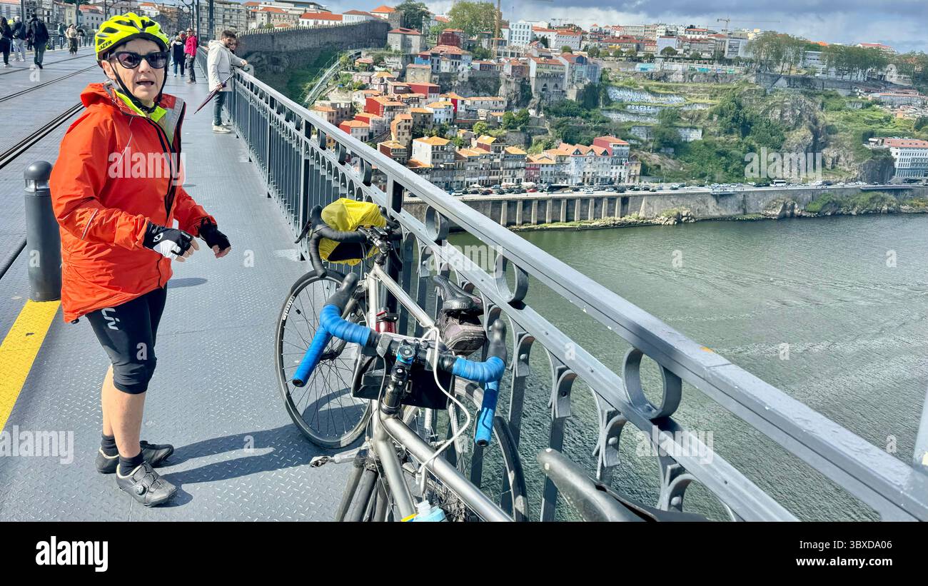 Radfahrerin auf der Brücke Dom Luís i Porto Portugal - Smartphone-aufgenommenes Stockfoto