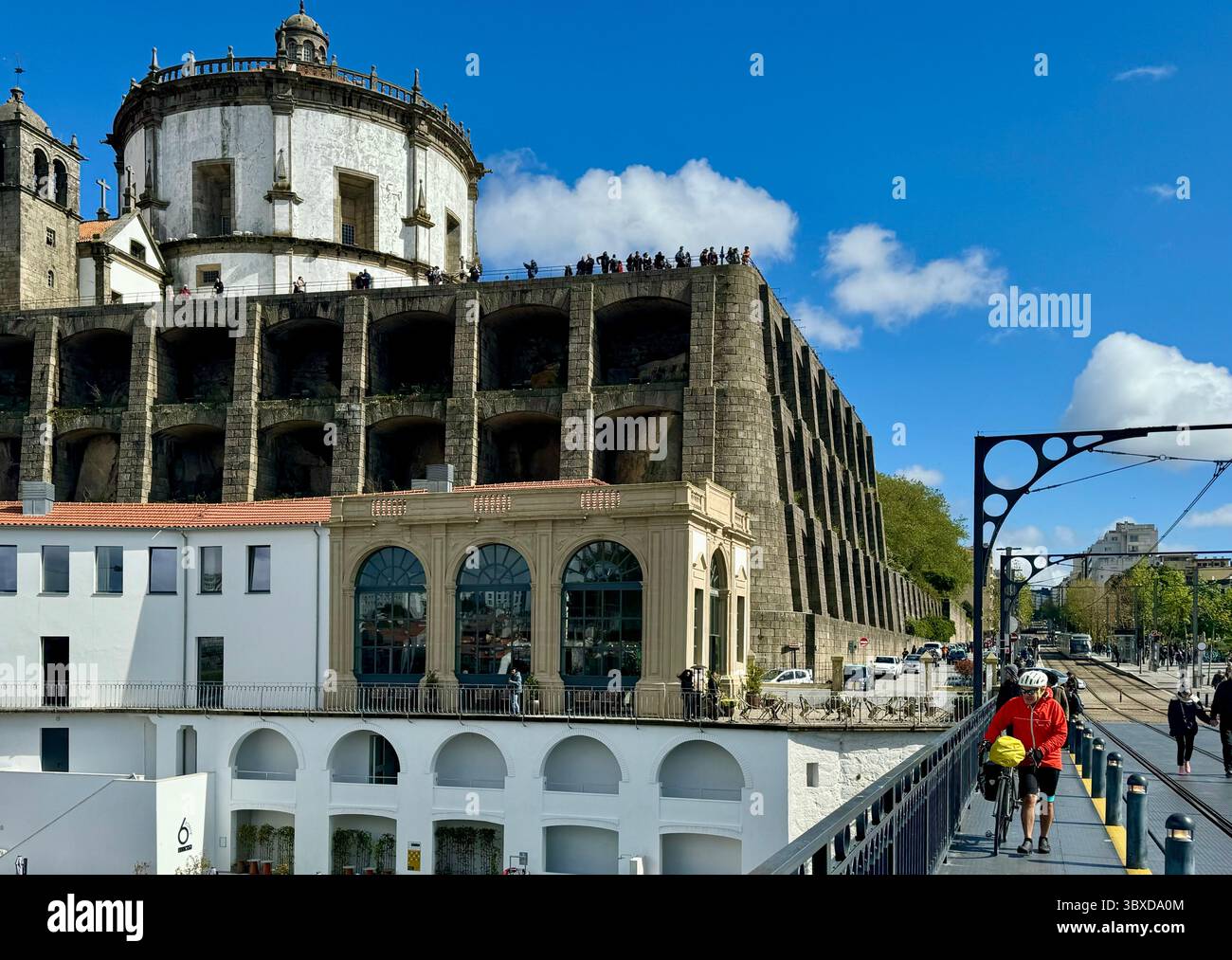 Das ehemalige Kloster Serra do Pilar ist ein ehemaliges Kloster in Vila Nova de Gaia, Portugal, auf der anderen Seite des Flusses Douro von Porto - Smartphone-aufgenommenes Stockfoto