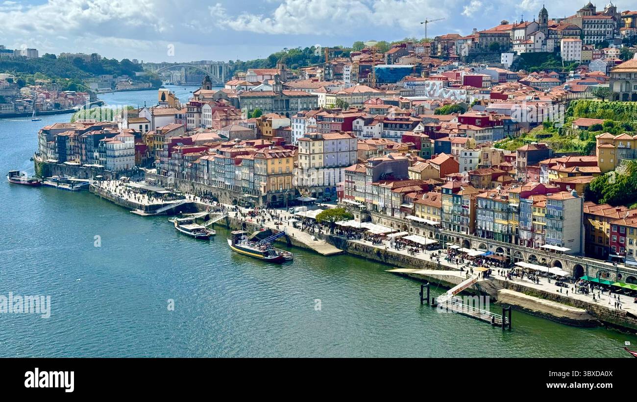 Fluss Douro und Stadtbild von Porto Portugal - Smartphone-aufgenommenes Stockfoto