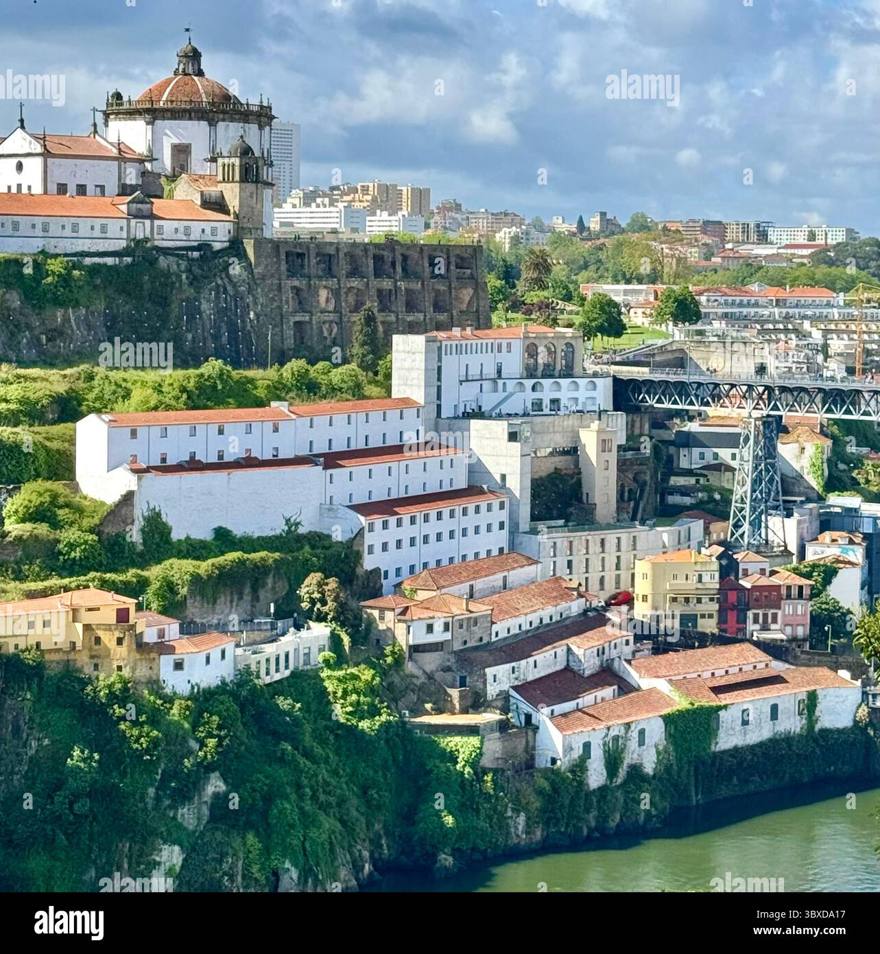 Das ehemalige Kloster Serra do Pilar ist ein ehemaliges Kloster in Vila Nova de Gaia, Portugal, auf der anderen Seite des Flusses Douro von Porto - Smartphone-aufgenommenes Stockfoto