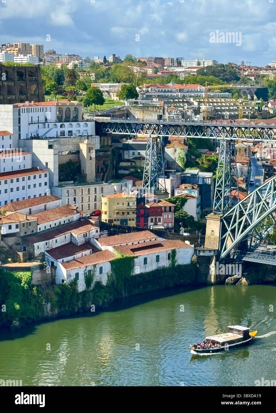 Das ehemalige Kloster Serra do Pilar ist ein ehemaliges Kloster in Vila Nova de Gaia, Portugal, auf der anderen Seite des Flusses Douro von Porto - Smartphone-aufgenommenes Stockfoto