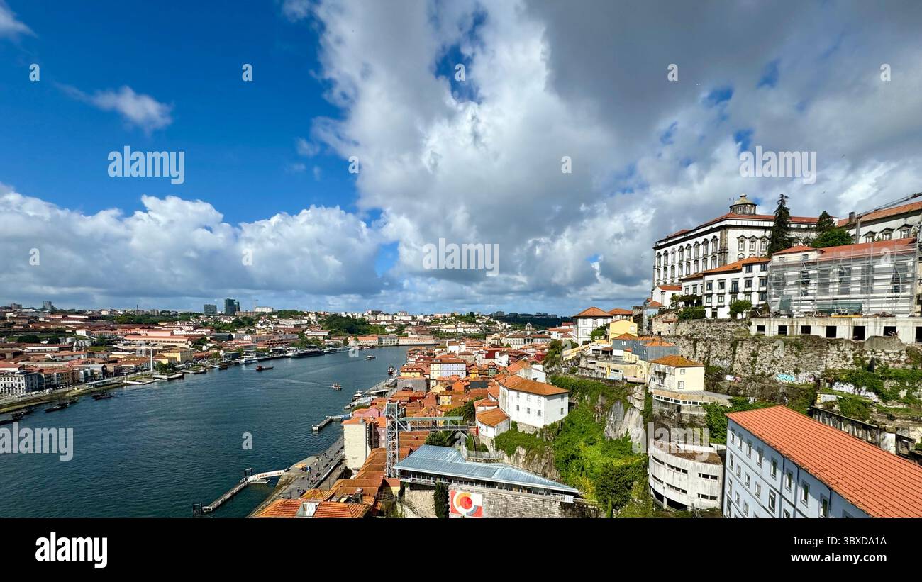 Das ehemalige Kloster Serra do Pilar ist ein ehemaliges Kloster in Vila Nova de Gaia, Portugal, auf der anderen Seite des Flusses Douro von Porto - Smartphone-aufgenommenes Stockfoto