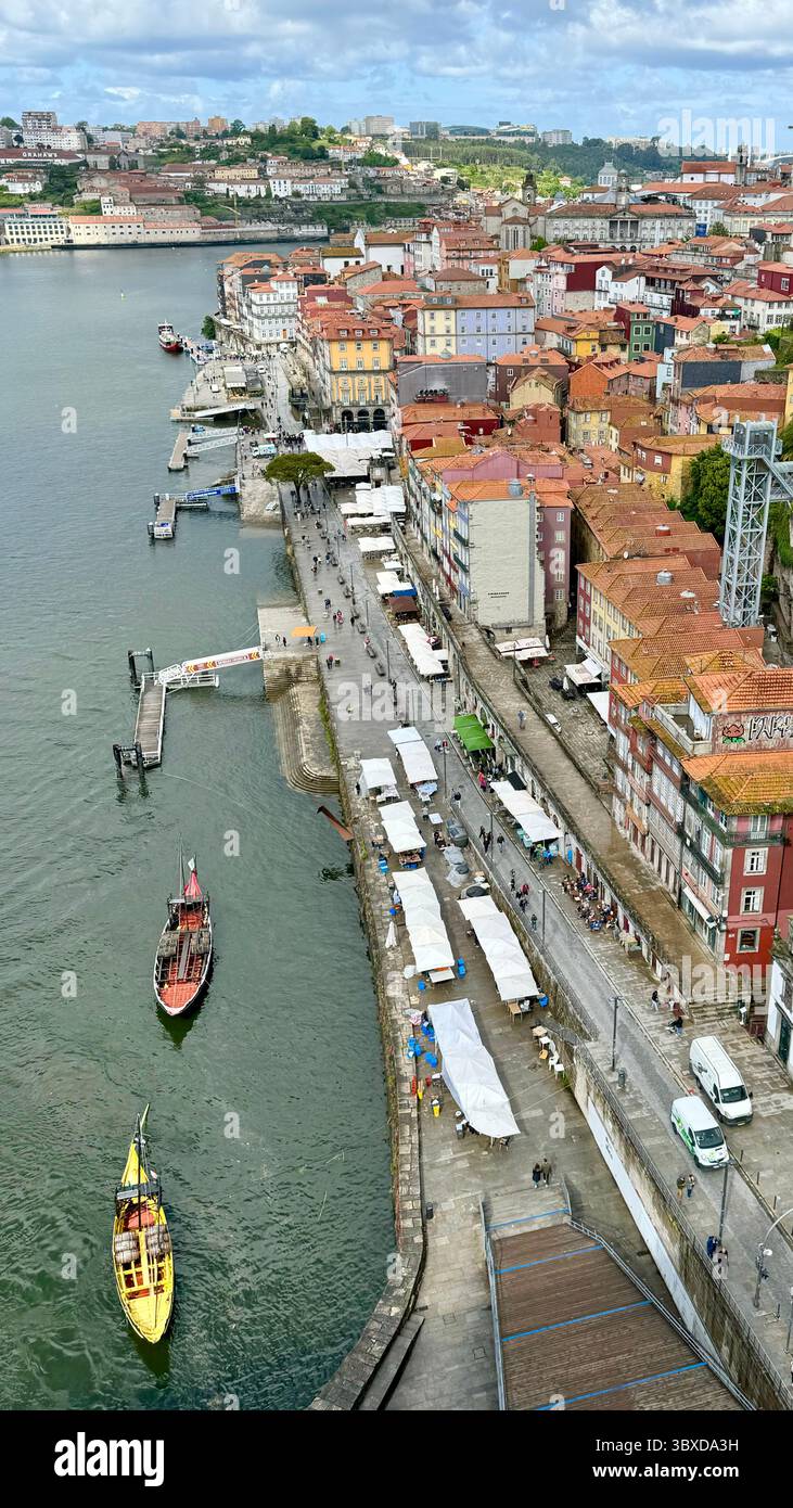 Traditionelle hölzerne Rabelo-Boote auf dem Fluss Douro Porto Portugal - Smartphone-aufgenommenes Stockfoto