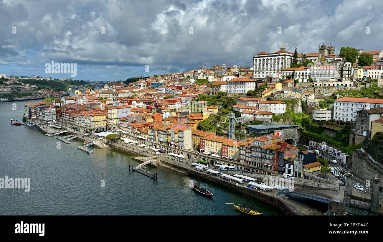 Fluss Douro und Stadtbild von Porto Portugal - Smartphone-aufgenommenes Stockfoto