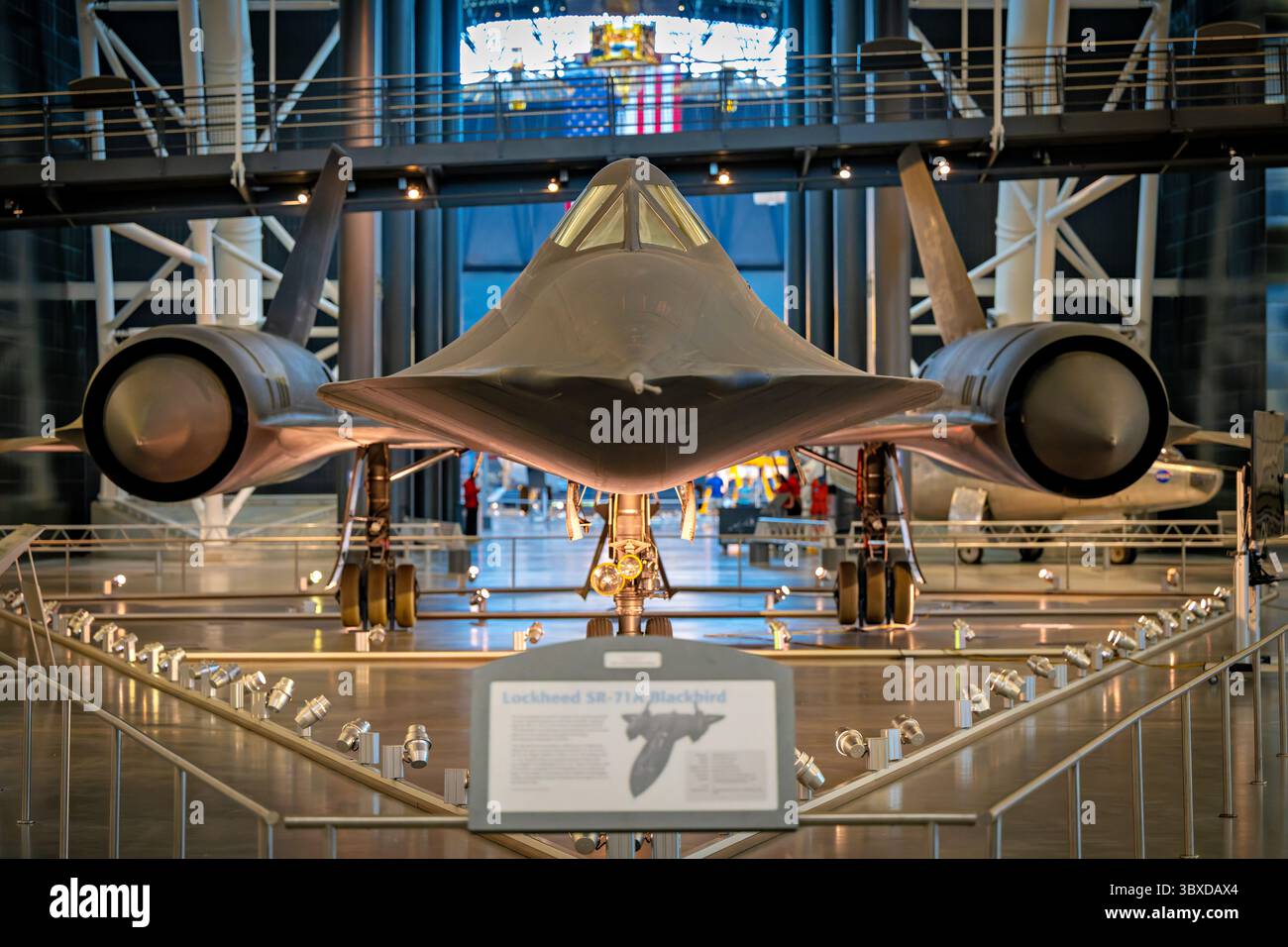 CHANTILLY, Virginia – das strategische Aufklärungsflugzeug Lockheed SR-71 Blackbird, das im Steven F. Udvar-Hazy Center des Smithsonian National Air and Space Museum ausgestellt wird, ist das weltweit schnellste einsatzfähige Flugzeug. Dieses spezielle Flugzeug mit der Seriennummer 61–7972 absolvierte während seiner 24-jährigen Dienstlaufbahn von 1966 bis 1990 insgesamt 900 Flüge, darunter 197 Kampfeinsätze, wobei es dauerhafte Geschwindigkeiten über Mach 3,2 und Betriebshöhen über 85.000 Fuß erreichte. Die SR-71 wurde während des Kalten Krieges von Kelly Johnsons Lockheed Skunk Works Team entwickelt und führte strategische Aufklärungsmeilen durch Stockfoto
