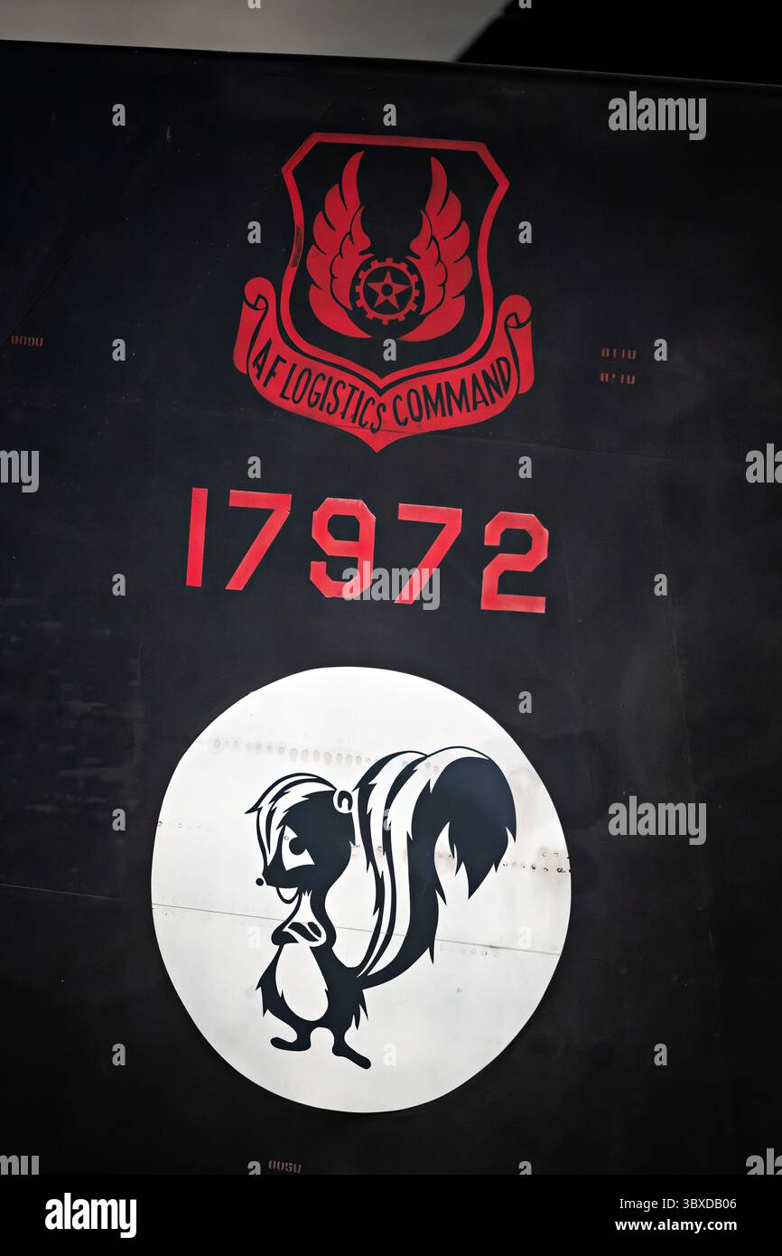 CHANTILLY, Virginia — das strategische Aufklärungsflugzeug Lockheed SR-71 Blackbird mit der Seriennummer 17972 zeigt das unverwechselbare Skunk Works-Logo auf seinem Heck im Steven F. Udvar-Hazy Center des Smithsonian National Air and Space Museum. Das Flugzeug absolvierte während seiner 24-jährigen Dienstlaufbahn von 1966 bis 1990 insgesamt 900 Flüge, darunter 197 Kampfeinsätze, wobei es dauerhafte Geschwindigkeiten über Mach 3,2 (2.455 mph/3.951 km/h) und Betriebshöhen über 85.000 Fuß (25.908 Meter) erreichte. Die SR-71 wurde von Kelly Johnsons Lockheed Skunk Works Team während des Kalten Krieges entwickelt und führte strategisch durch Stockfoto