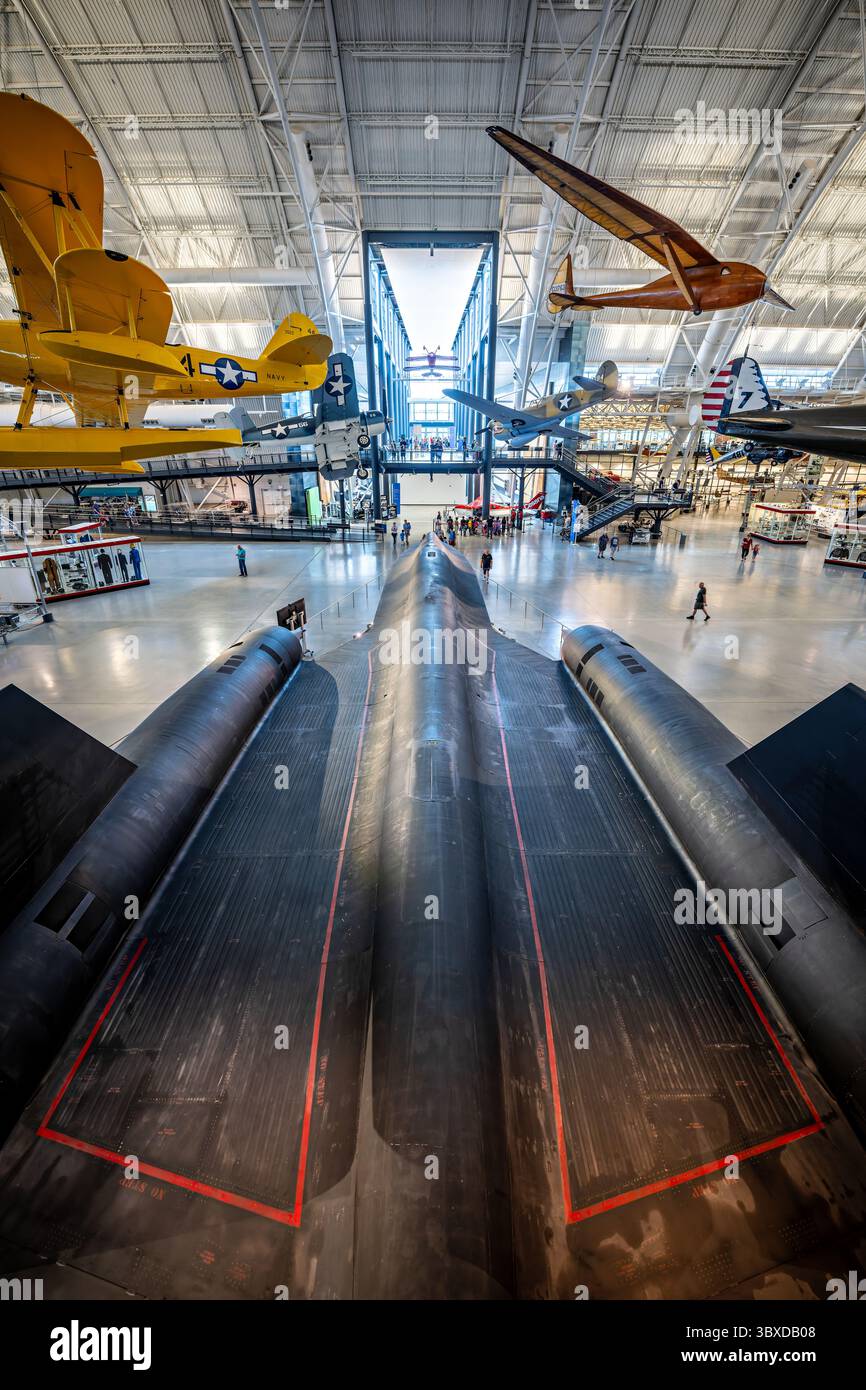 CHANTILLY, Virginia – das strategische Aufklärungsflugzeug Lockheed SR-71 Blackbird, das im Steven F. Udvar-Hazy Center des Smithsonian National Air and Space Museum ausgestellt wird, ist das weltweit schnellste einsatzfähige Flugzeug. Dieses spezielle Flugzeug mit der Seriennummer 61–7972 absolvierte während seiner 24-jährigen Dienstlaufbahn von 1966 bis 1990 insgesamt 900 Flüge, darunter 197 Kampfeinsätze, wobei es dauerhafte Geschwindigkeiten über Mach 3,2 und Betriebshöhen über 85.000 Fuß (25.908 Meter) erreichte. Die SR-71 wurde während des Kalten Krieges von Kelly Johnsons Lockheed Skunk Works Team entwickelt und führte strategische Rekonnais durch Stockfoto