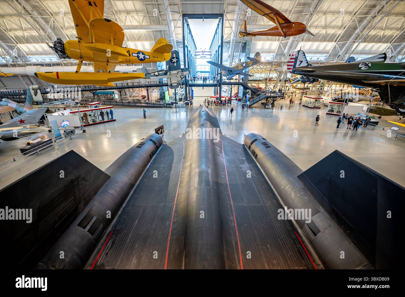 CHANTILLY, Virginia – das strategische Aufklärungsflugzeug Lockheed SR-71 Blackbird, das im Steven F. Udvar-Hazy Center des Smithsonian National Air and Space Museum ausgestellt wird, ist das weltweit schnellste einsatzfähige Flugzeug. Dieses spezielle Flugzeug mit der Seriennummer 61–7972 absolvierte während seiner 24-jährigen Dienstlaufbahn von 1966 bis 1990 insgesamt 900 Flüge, darunter 197 Kampfeinsätze, wobei es dauerhafte Geschwindigkeiten über Mach 3,2 und Betriebshöhen über 85.000 Fuß (25.908 Meter) erreichte. Die SR-71 wurde während des Kalten Krieges von Kelly Johnsons Lockheed Skunk Works Team entwickelt und führte strategische Rekonnais durch Stockfoto