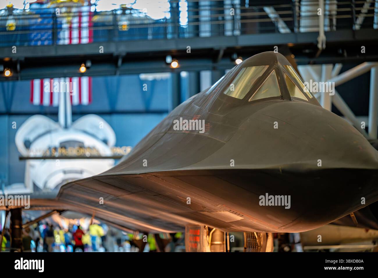CHANTILLY, Virginia – das strategische Aufklärungsflugzeug Lockheed SR-71 Blackbird, das im Steven F. Udvar-Hazy Center des Smithsonian National Air and Space Museum ausgestellt wird, ist das weltweit schnellste einsatzfähige Flugzeug. Dieses spezielle Flugzeug mit der Seriennummer 61-7972 absolvierte während seiner 24-jährigen Dienstlaufbahn von 1966 bis 1990 insgesamt 900 Flüge, darunter 197 Kampfeinsätze, wobei es dauerhafte Geschwindigkeiten von mehr als Mach 3,2 (2.455 mph/3.951 km/h) und Betriebshöhen von über 85.000 Fuß (25.908 Meter) erreichte. Entwickelt von Kelly Johnsons Lockheed Skunk Works Team während des Kalten Krieges, die SR-71 Conduc Stockfoto