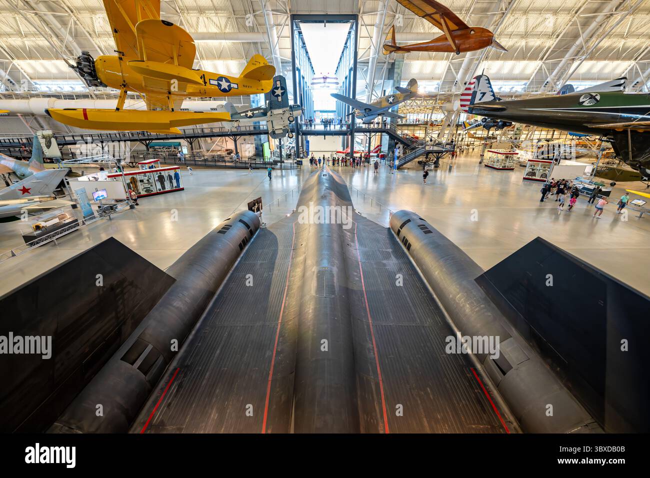 CHANTILLY, Virginia – das strategische Aufklärungsflugzeug Lockheed SR-71 Blackbird, das im Steven F. Udvar-Hazy Center des Smithsonian National Air and Space Museum ausgestellt wird, ist das weltweit schnellste einsatzfähige Flugzeug. Dieses spezielle Flugzeug mit der Seriennummer 61–7972 absolvierte während seiner 24-jährigen Dienstlaufbahn von 1966 bis 1990 insgesamt 900 Flüge, darunter 197 Kampfeinsätze, wobei es dauerhafte Geschwindigkeiten über Mach 3,2 und Betriebshöhen über 85.000 Fuß (25.908 Meter) erreichte. Die SR-71 wurde während des Kalten Krieges von Kelly Johnsons Lockheed Skunk Works Team entwickelt und führte strategische Rekonnais durch Stockfoto