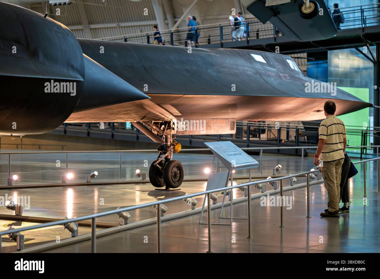 CHANTILLY, Virginia – das strategische Aufklärungsflugzeug Lockheed SR-71 Blackbird, das im Steven F. Udvar-Hazy Center des Smithsonian National Air and Space Museum ausgestellt wird, ist das weltweit schnellste einsatzfähige Flugzeug. Dieses spezielle Flugzeug mit der Seriennummer 61–7972 absolvierte während seiner 24-jährigen Dienstlaufbahn von 1966 bis 1990 insgesamt 900 Flüge, darunter 197 Kampfeinsätze, wobei es dauerhafte Geschwindigkeiten über Mach 3,2 und Betriebshöhen über 85.000 Fuß erreichte. Die SR-71 wurde während des Kalten Krieges von Kelly Johnsons Lockheed Skunk Works Team entwickelt und führte strategische Aufklärungsmeilen durch Stockfoto