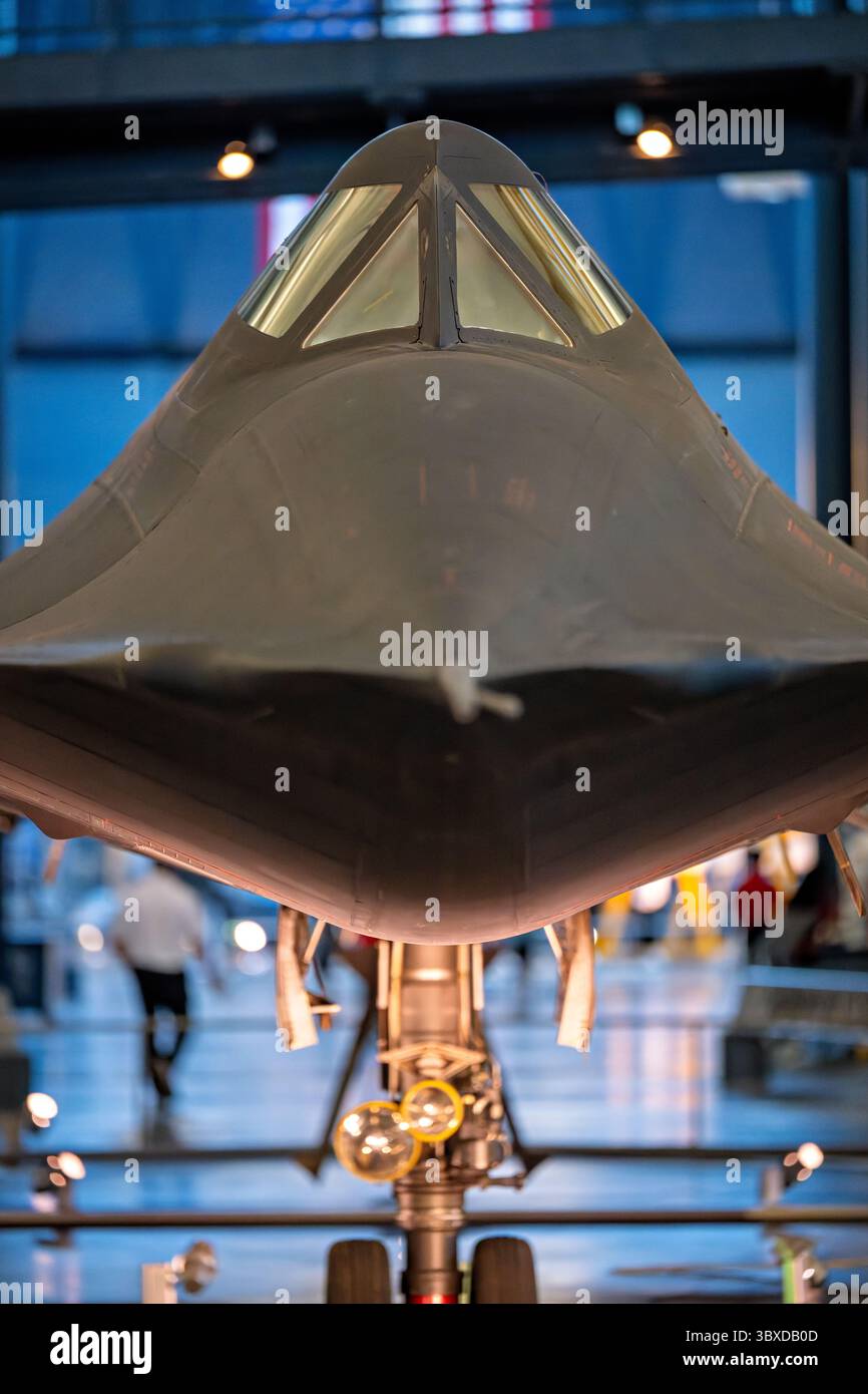 CHANTILLY, Virginia – das strategische Aufklärungsflugzeug Lockheed SR-71 Blackbird, das im Steven F. Udvar-Hazy Center des Smithsonian National Air and Space Museum ausgestellt wird, ist das weltweit schnellste einsatzfähige Flugzeug. Dieses spezielle Flugzeug mit der Seriennummer 61–7972 absolvierte während seiner 24-jährigen Dienstlaufbahn von 1966 bis 1990 insgesamt 900 Flüge, darunter 197 Kampfeinsätze, wobei es dauerhafte Geschwindigkeiten über Mach 3,2 und Betriebshöhen über 85.000 Fuß erreichte. Die SR-71 wurde während des Kalten Krieges von Kelly Johnsons Lockheed Skunk Works Team entwickelt und führte strategische Aufklärungsmeilen durch Stockfoto